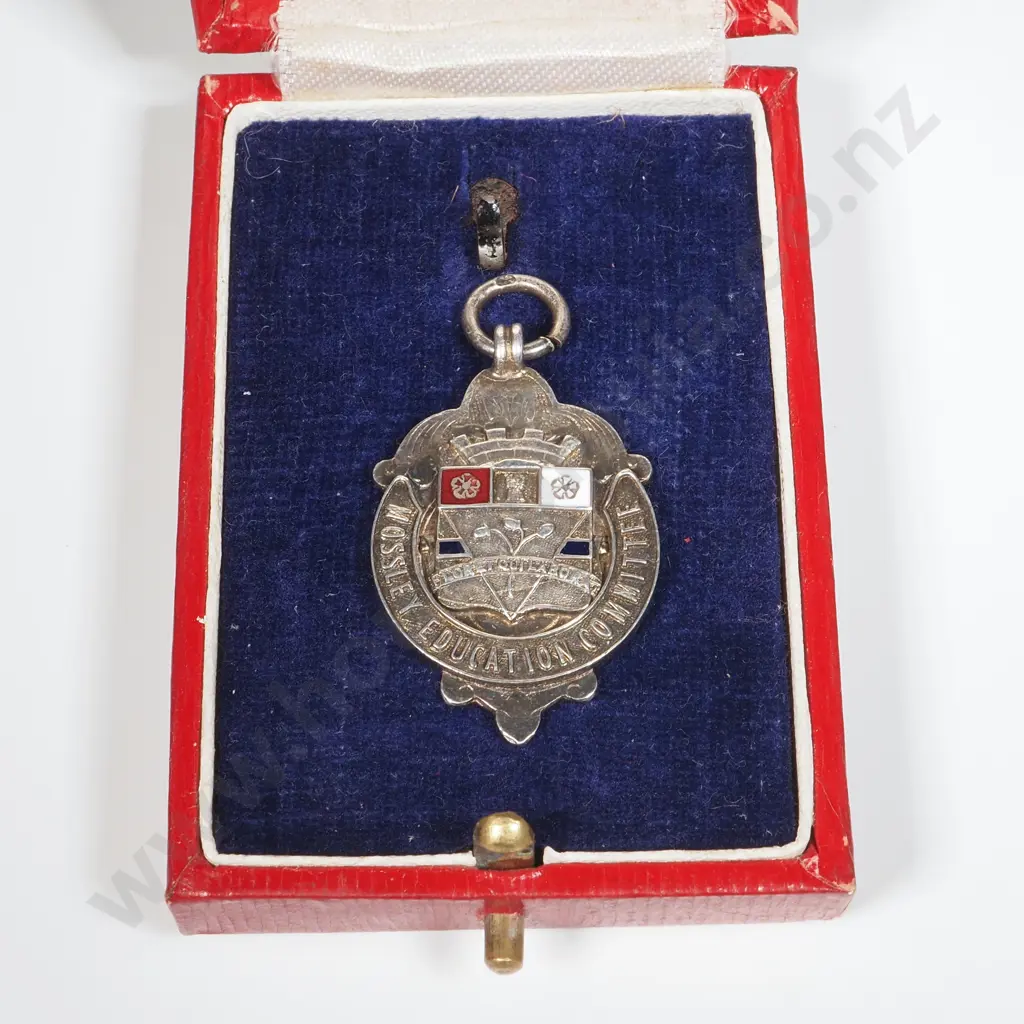 Cased Sterling SIlver Livingstone Council School Attendence Medal Image 1++