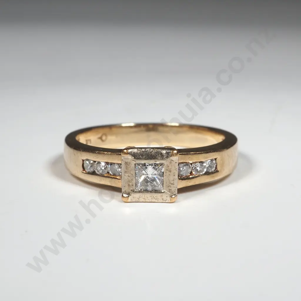 9ct Gold White Gem Sparkly Ring Image 1++