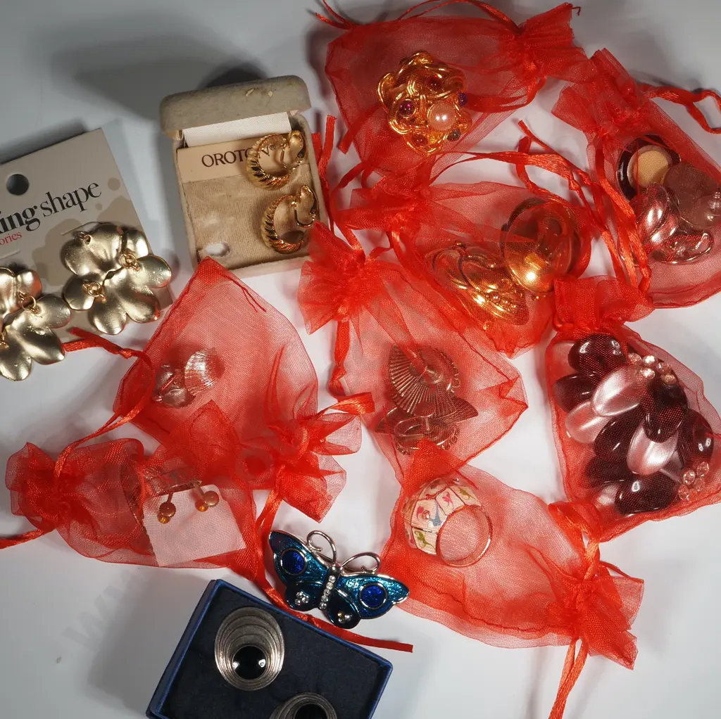 Quantity Of Costume Jewellery Mainly Earrings & Rings  Image 1++