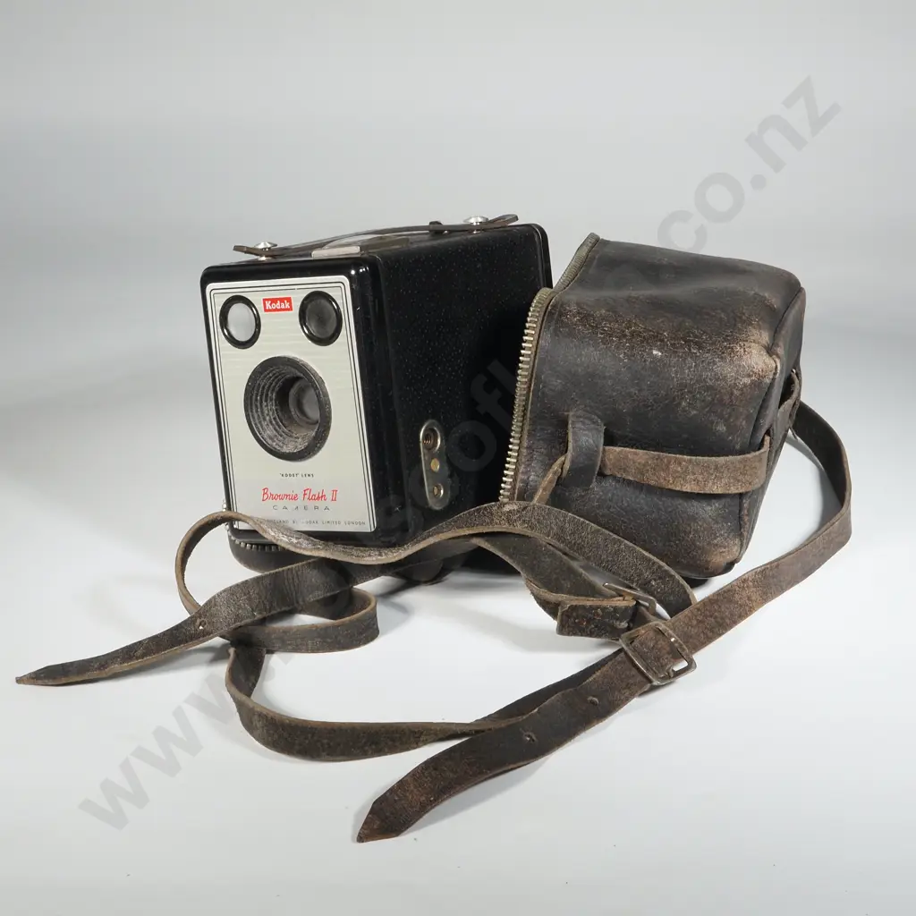 Kodak Brownie Flash II Camera w Leather Case. Image 1++