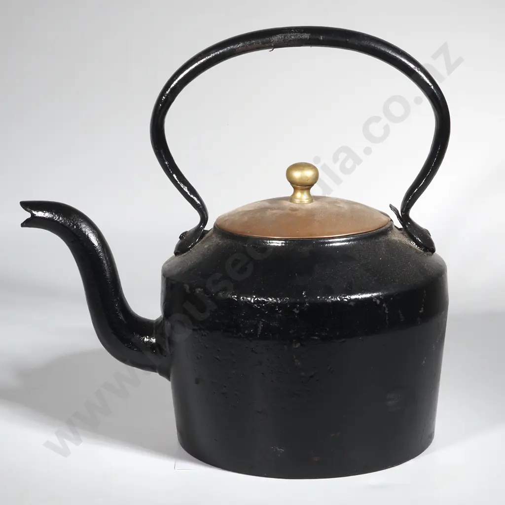 Large Vintage Cast Iron Kettle. Image 1++
