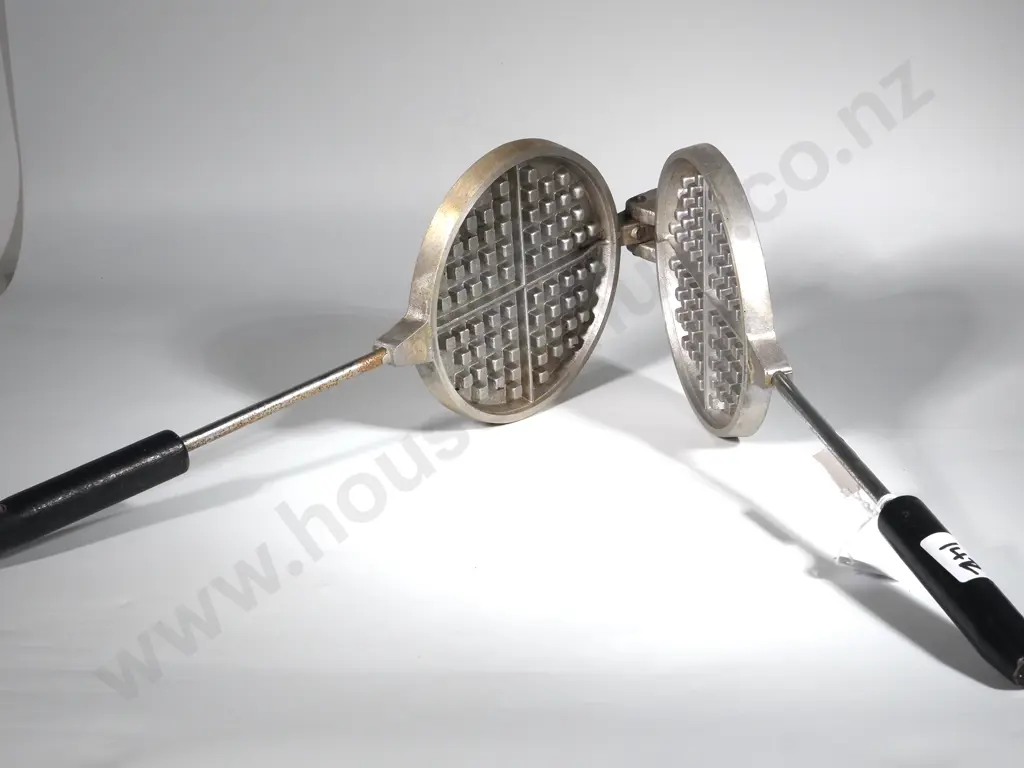 Vintage Aluminium Waffle Iron Segmented in Quarters. Image 1++