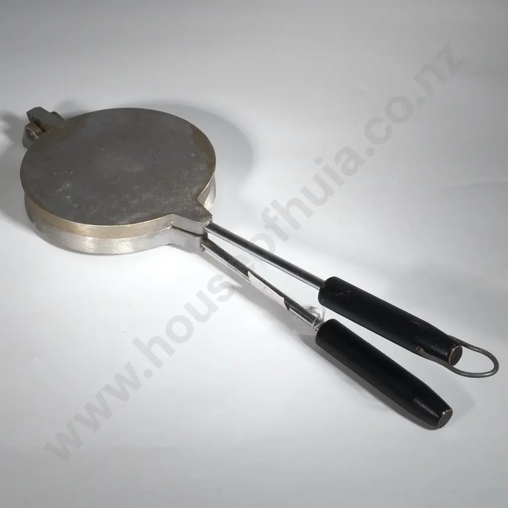 Vintage Aluminium Waffle Iron Segmented in Quarters. Image 1++