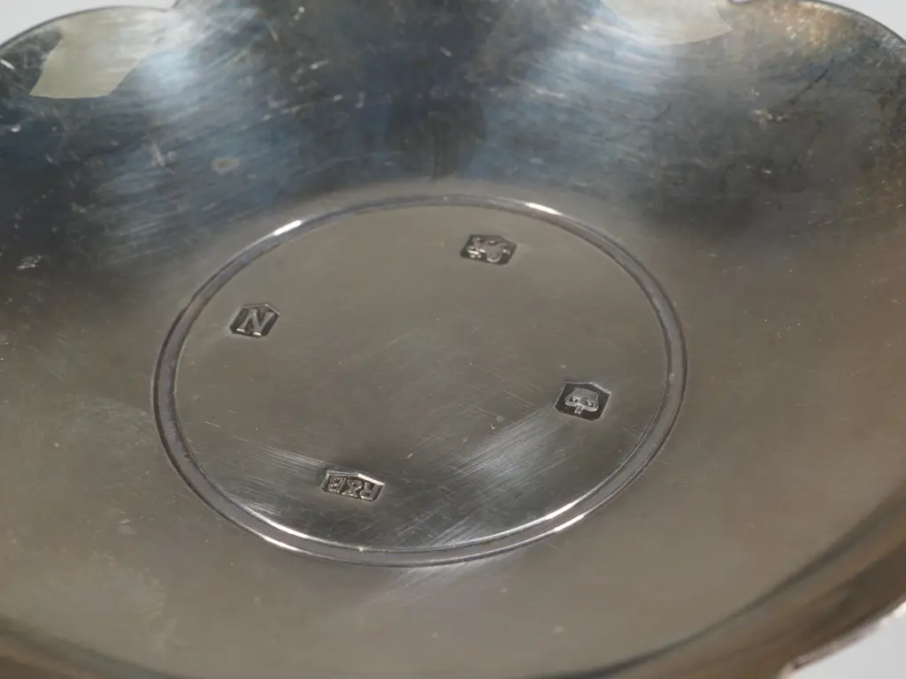 Small Sterling Silver Lobed Dish w Scalloped Edge. Image 1++