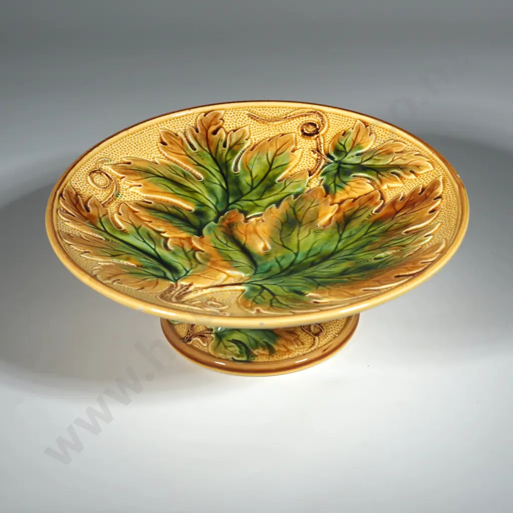 Leaf Embossed Plate Stand. Image 1++