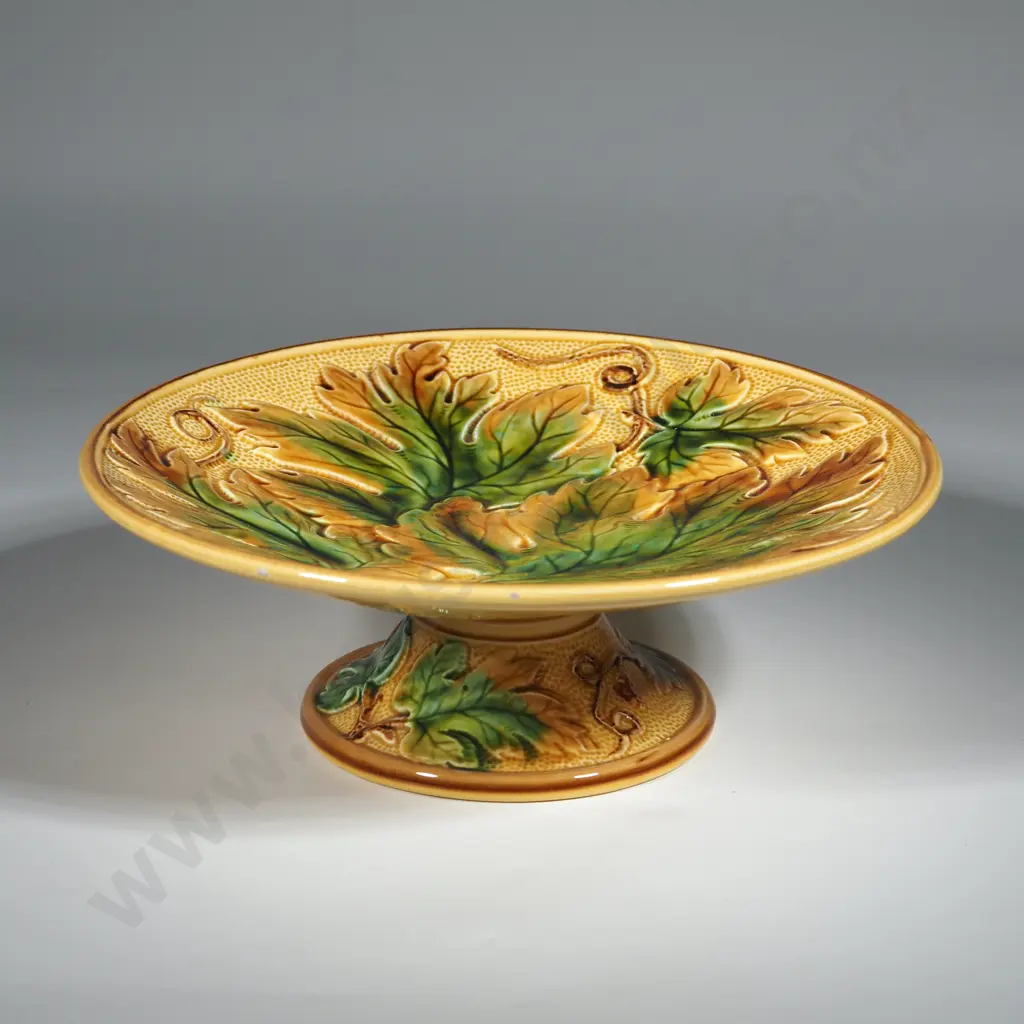 Leaf Embossed Plate Stand. Image 1++