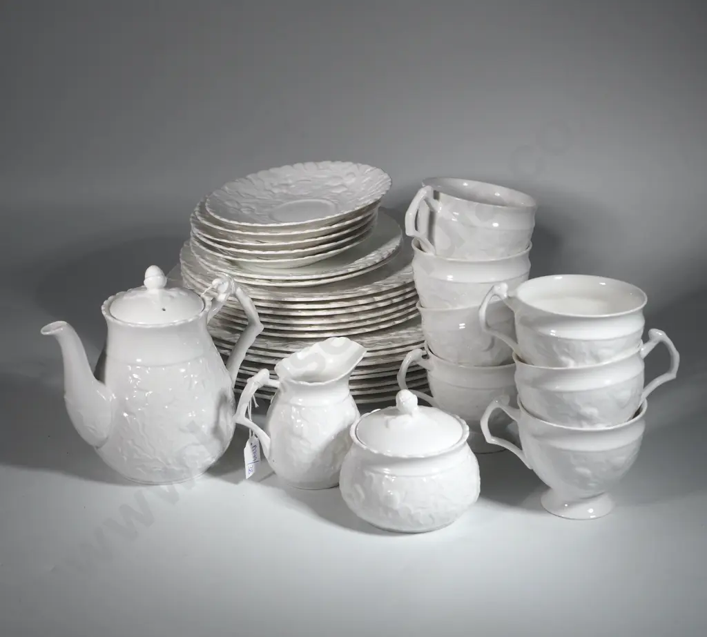 Queens Royal Oak White Dinner Ware. Image 1++