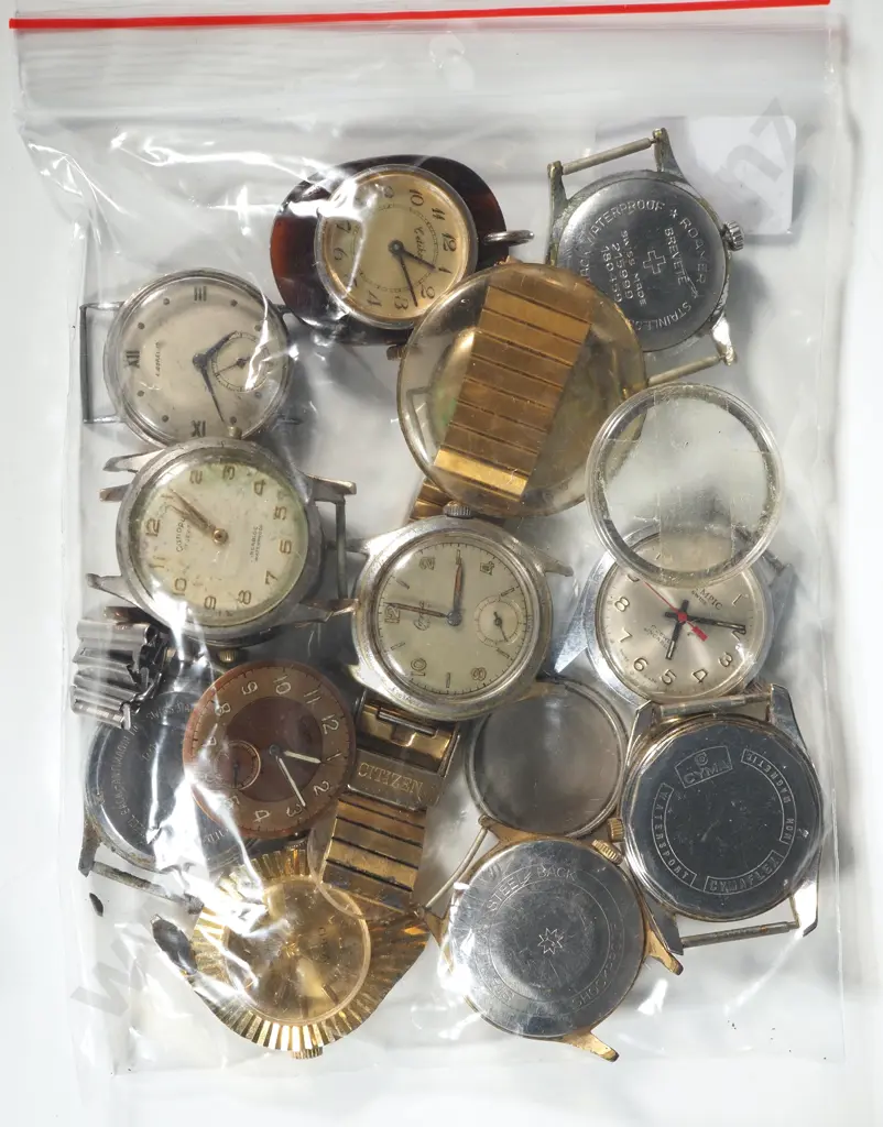 Assorted Lot of Vintage Mens Wrist Watches. Image 1++