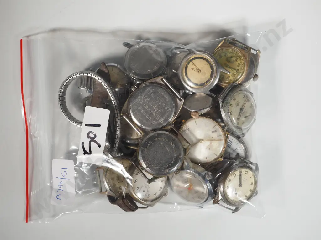 Assorted Lot of Vintage Mens Wristwatches. Image 1++