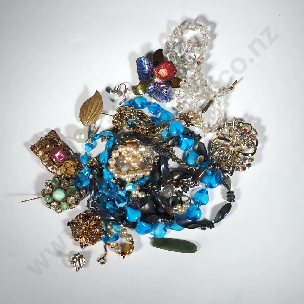 Assorted Lot of Costume Jewellery. Image 1++