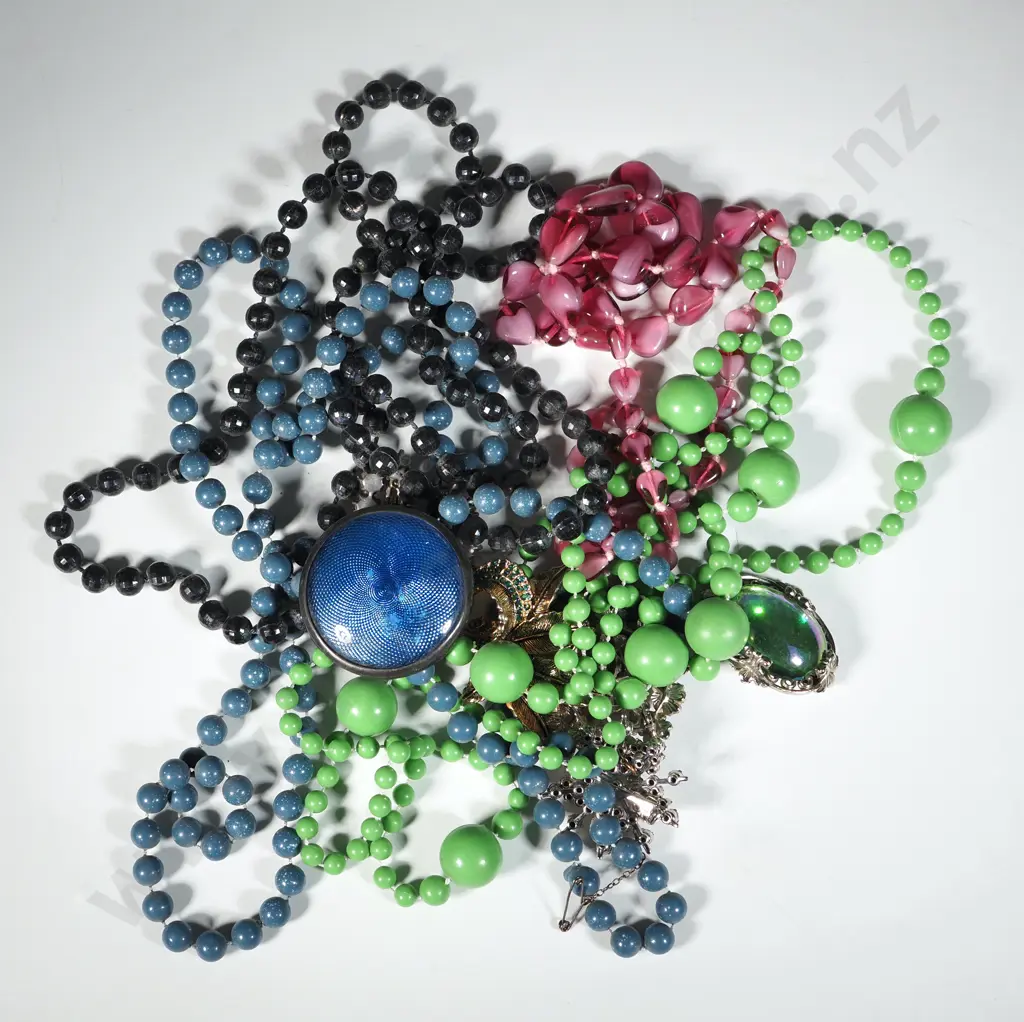 Assorted Lot of Costume Jewellery. Image 1++