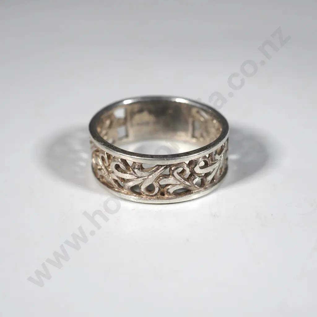 Sterling Silver Ring w Foliate Decoration. Image 1++
