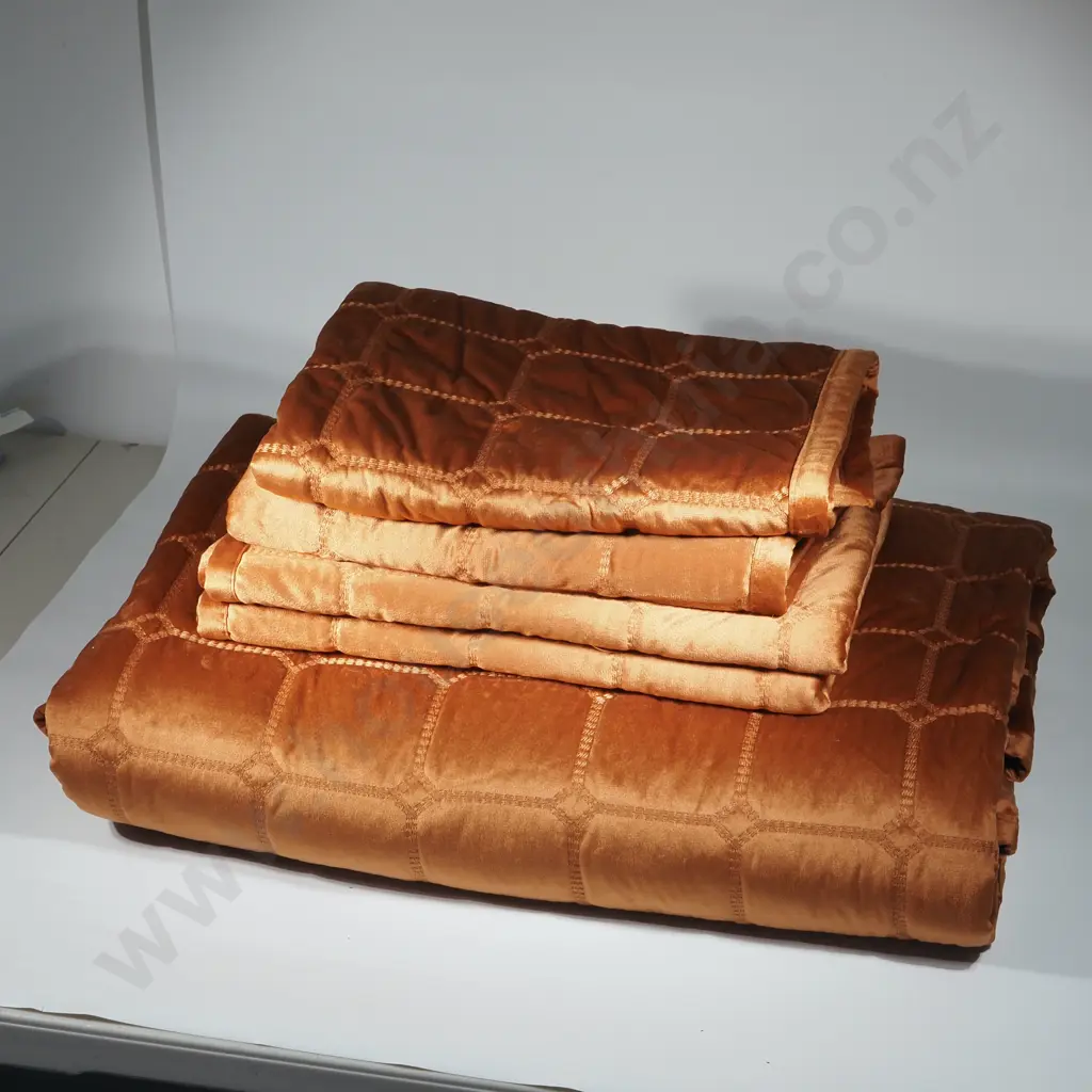 M.M. LINEN Rust Quilt & Pillow Cases. Image 1++