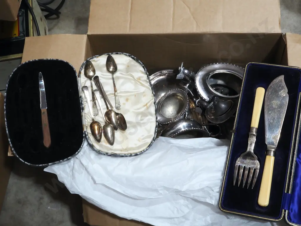 Oak Cased Cutlery Six Place Flatware Set In The Old English Pattern With Six Bone Handled Dinner Knives & Entree Knives. Image 1++