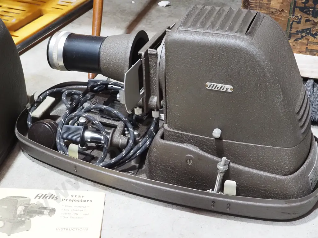 Vintage Aldis Star 200/250 Volt Projector & Cover Image 1++